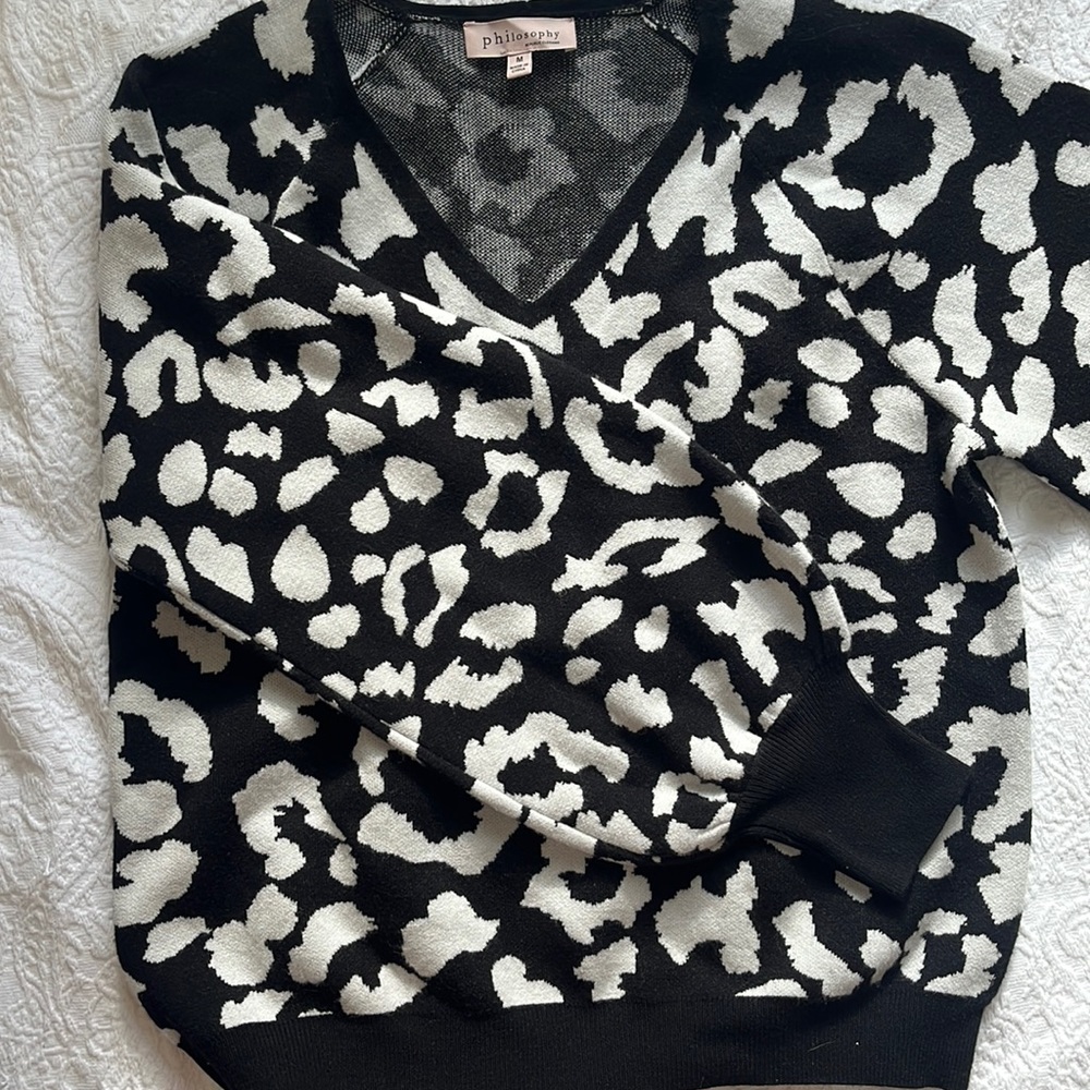 Sweater with pattern. Wide arms and fits nice in the torso.